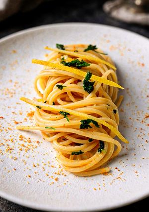 Foto di Spaghetti Ajo, Ojo e Peperoncino con Bottarga e Limone Candito