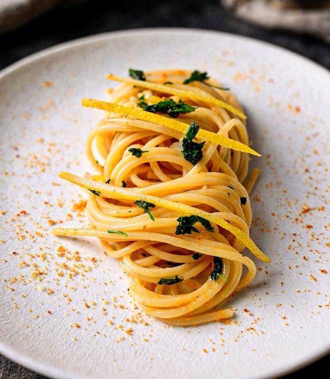 Foto di Spaghetti Ajo, Ojo e Peperoncino con Bottarga e Limone Candito