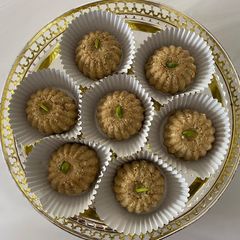 A picture of Quinoa ladoo.