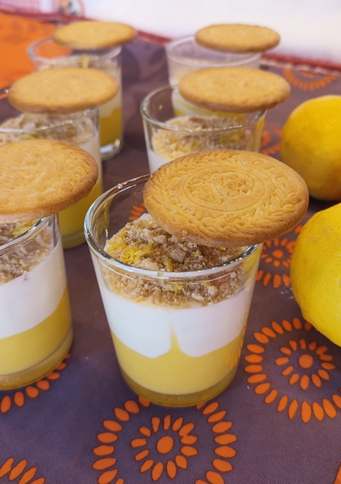 Una foto de Vasitos de lemon curd con crema de queso