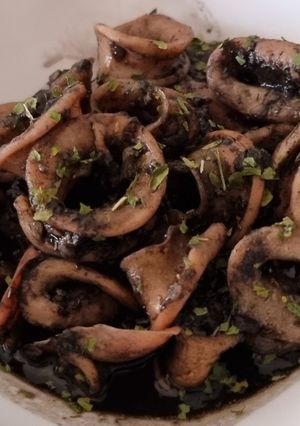 Una foto de Calamares en su tinta