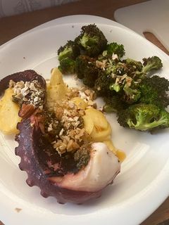 Una foto de Pulpo en base de patata con brócoli