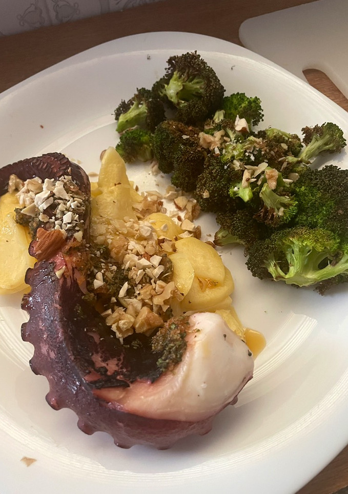 Una foto de Pulpo en base de patata con brócoli