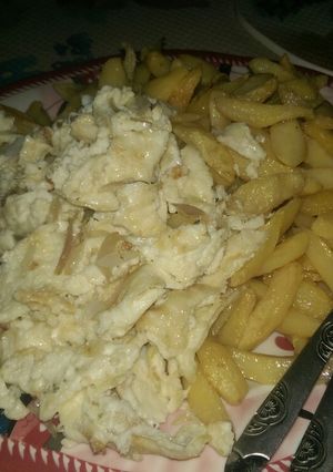 A picture of Chips wit scrambled egg.