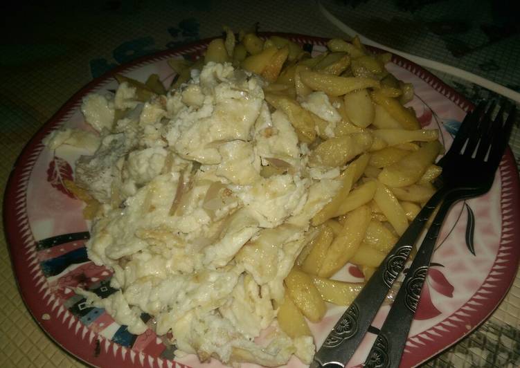 Chips wit scrambled egg