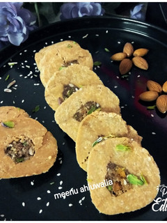 तिल पीनट गुलकंद रोल (Til peanut gulkand roll recipe in hindi) रेसिपी मुख्य फोटो