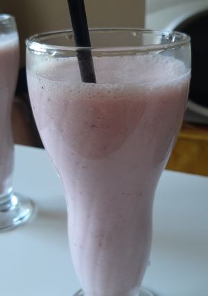 Una foto de Batido de banana y frutillas