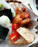健康早午餐 ~ 青花菜火腿飯糰 + 香辣雞翅 + 甘筍玉子燒 + 莓果青葡萄水果沙拉