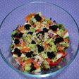 Ensalada de salmón, sucedáneo de caviar, aguacate y queso