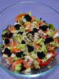 Ensalada de salmón, sucedáneo de caviar, aguacate y queso
