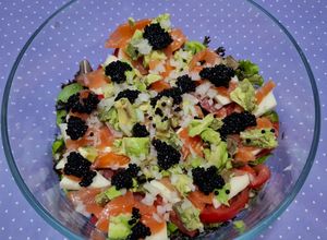 Una foto de Ensalada de salmón, sucedáneo de caviar, aguacate y queso