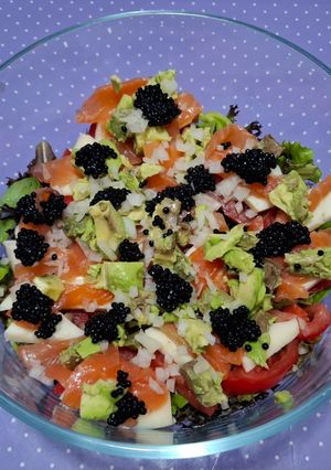 Una foto de Ensalada de salmón, sucedáneo de caviar, aguacate y queso