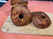 Una foto de masa de donas fritas