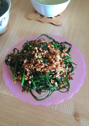 Hình của món Rau muống trộn lạc.