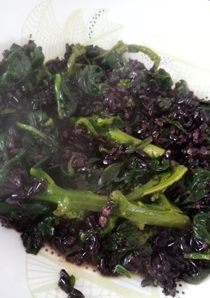 Foto di Riso venere con cime di rapa e spinaci