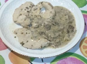 Foto principal de Pechuga de pollo fileteada con salsa de champiñones al cava