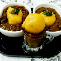 A picture of Spinach Bhalle Curry.