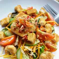 รูปของ Salad dengan lime zest dan kemangi dressing plus tahu panggang sambal matah