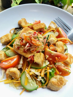 Foto resep Salad dengan lime zest dan kemangi dressing plus tahu panggang sambal matah