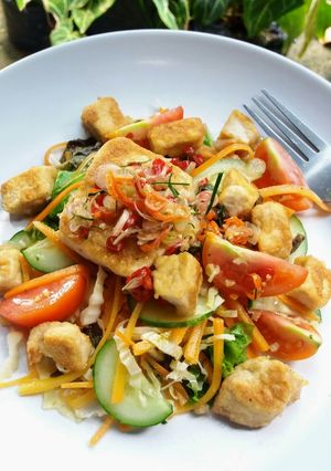Foto resep Salad dengan lime zest dan kemangi dressing plus tahu panggang sambal matah