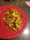 Pedacitos de carne con papas en salsa de jitomate picosa