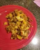 Pedacitos de carne con papas en salsa de jitomate picosa