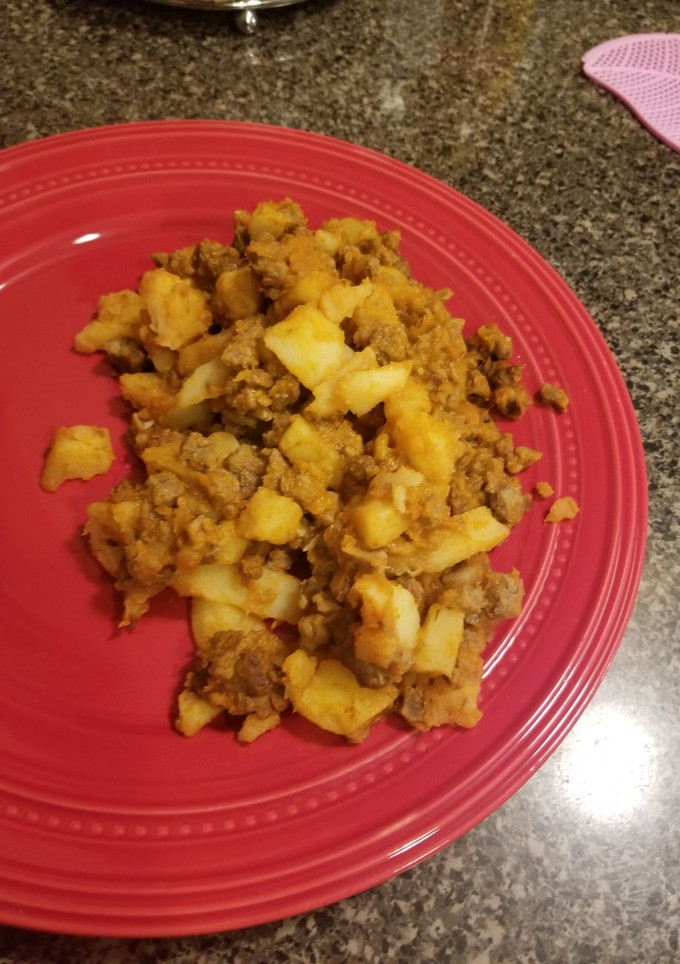 Una foto de Pedacitos de carne con papas en salsa de jitomate picosa