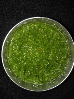 લીલા ધાણા લસણ ની ચટણી (Lila Dhana Lasan Chutney Recipe In Gujarati) રેસીપી મુખ્ય ફોટો
