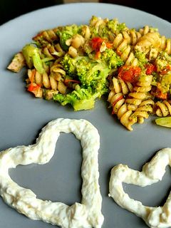 O poză a rețetei Paste integrale cu broccoli, roșii și pui.