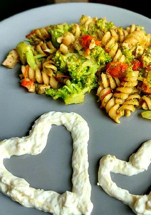O poză a rețetei Paste integrale cu broccoli, roșii și pui.