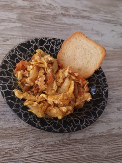 Una foto de Revuelto huevos, tomate y cebolla