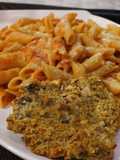 Pasta en salsa napoli y milanesa de carne