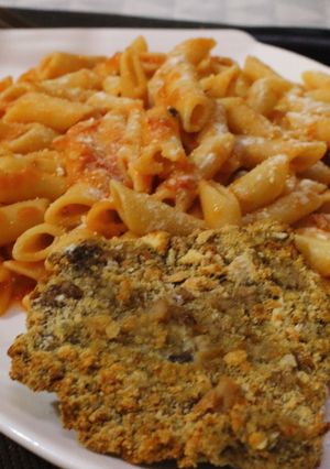 Una foto de Pasta en salsa napoli y milanesa de carne