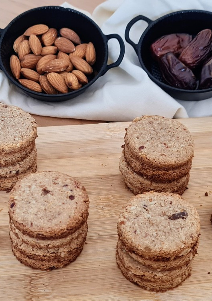Una foto de Galletas de almendras y dátiles 🌱 sin azúcares agregados
