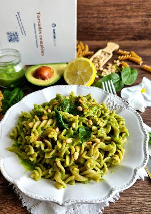 Une photo de Torsades complètes aupesto "Avocat & Épinards"