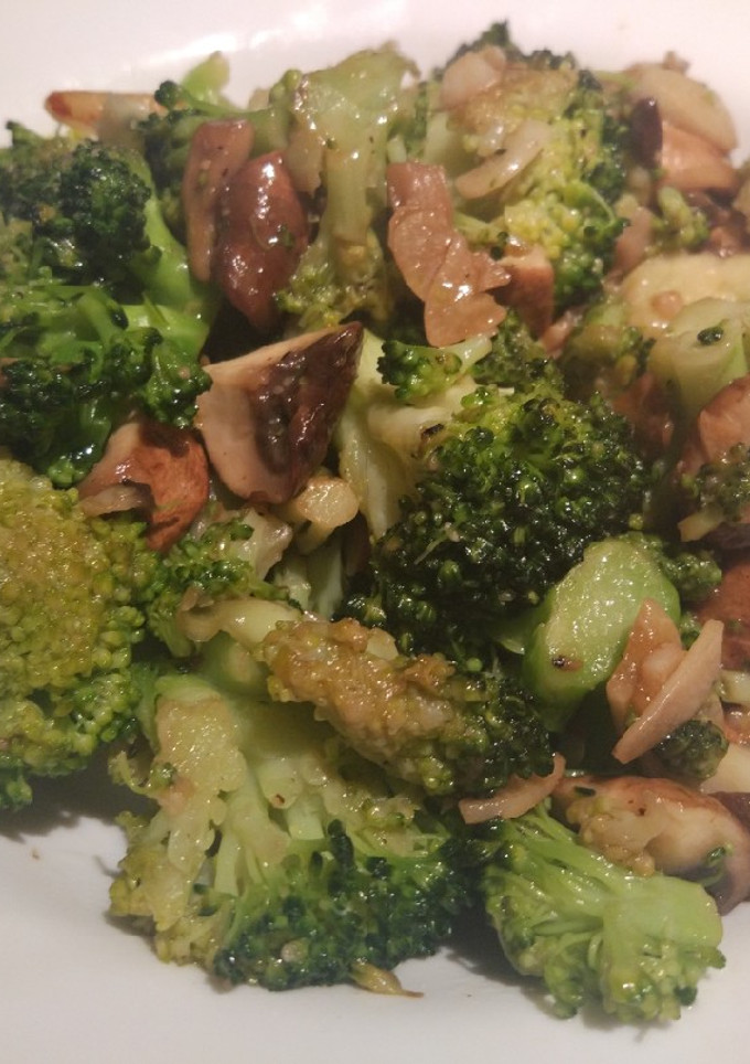 Una foto de Revuelto de brócoli y champiñones