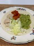 Des tapas aux poulets,guacamole,salade verte,poivron rouge