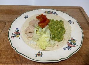 Une photo de Des tapas aux poulets,guacamole,salade verte,poivron rouge