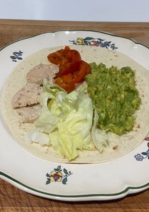 Une photo de Des tapas aux poulets,guacamole,salade verte,poivron rouge