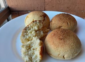 Una foto de Mi versión🍯🥯🥚 de almojábanas🍳🧀🥐