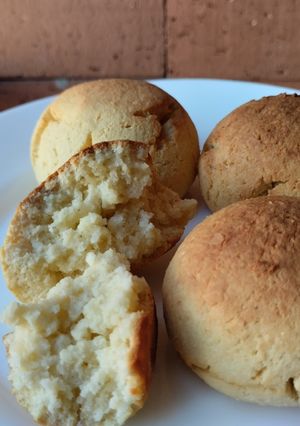 Una foto de Mi versión🍯🥯🥚 de almojábanas🍳🧀🥐