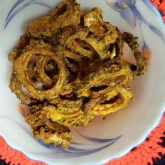 A picture of Karela Chips in Air Fryer.
