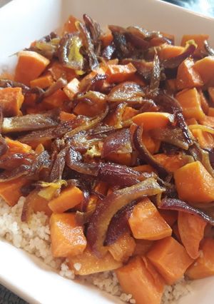 Édesburgonyás kuszkusz, karamellizált hagymával recept fotója