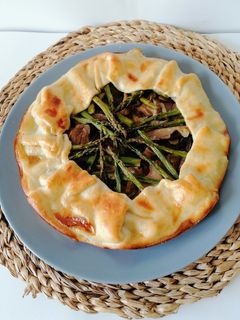 Una foto de Galette de setas y trigueros
