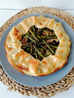 Una foto de Galette de setas y trigueros
