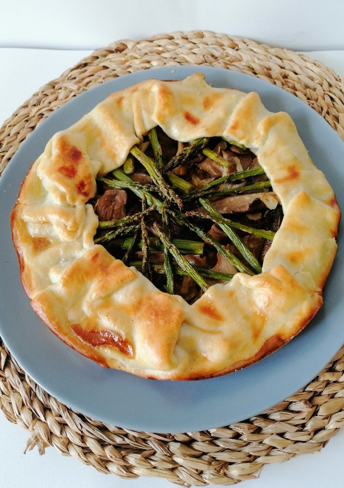 Una foto de Galette de setas y trigueros