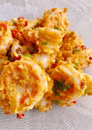 รูปของ กุ้งหมึกผัดไข่เค็มเพียวๆ 🦐 🦑 🥚/ Extra ordinary seafoods & salted eggs stir fry 🦐 🦑 🥚