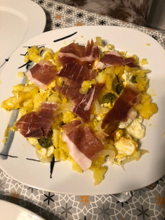 Una foto de Patatas con huevos rotos en el microondas