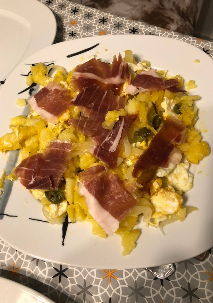 Una foto de Patatas con huevos rotos en el microondas