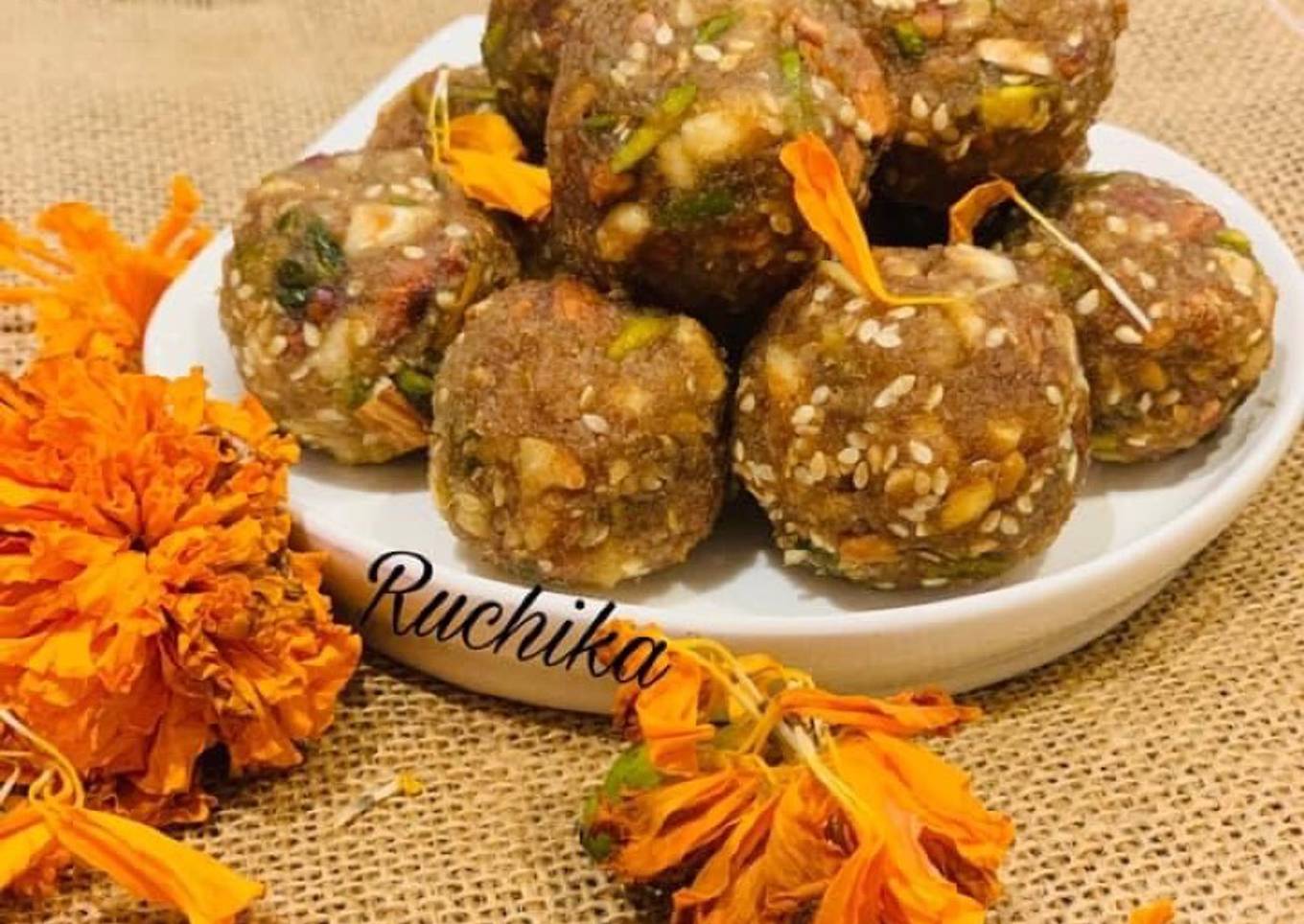 Dates and dry fruits ladoo